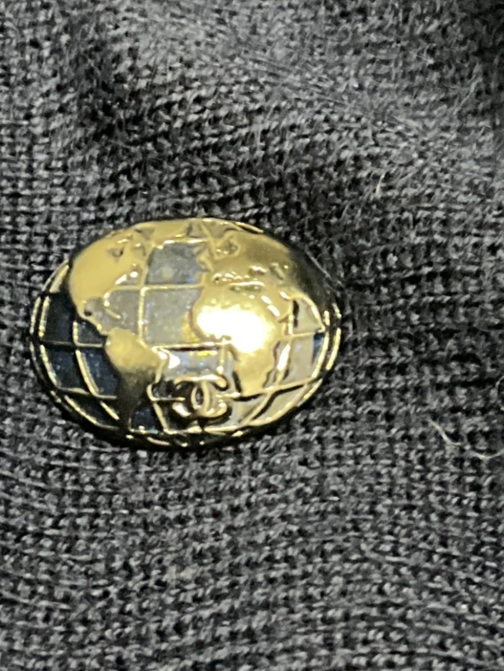 CHANEL NAVY BLUE PLEATED WOOL AND CASHMERE KNIT SKIRT WITH CC LOGO GLOBE PLATE